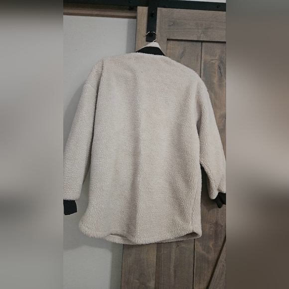 H&M Faux Shearling Jacket- Light beige/black. Size small - Picture 12 of 15